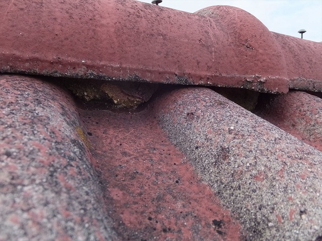 棟の下の漆喰が劣化